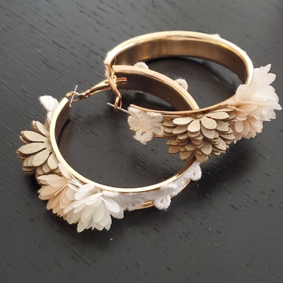 🆕️ Floral Hoop Earrings - Picture 1 of 7